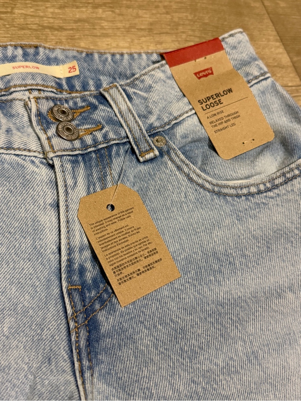 Levi's Women's Low-Rise Superlow Loose Jeans - Abraided Art 25x32 - Picture 5 of 16